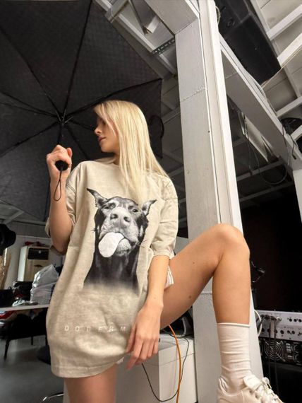 Футболка жіноча тай-дай з принтом Doberman 20346 бежева | Зображення 2