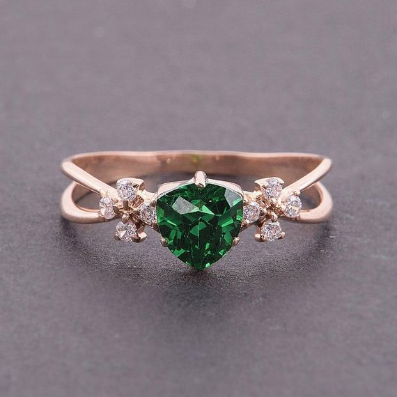 Кольцо из красного золота с зеленым фианитом 15.5