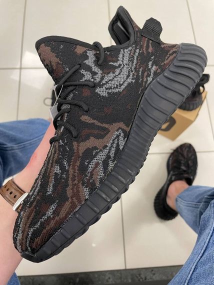 Кросівки Adidas Yeesy Boost 350 Black / Camo | Зображення 3