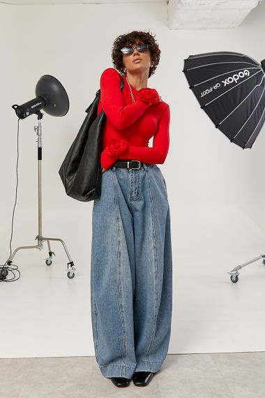 Однотонний лонг з трояндами на рукавах - червоний цвет, ONE SIZE (є розміри) | Зображення 2