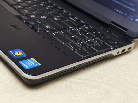 Ноутбук Dell Latitude E6540 / 15.6" (1366x768) TN / Intel Core i7-4610M (2 (4) ядра по 3.0 - 3.7 GHz) / 8 GB DDR3 / 256 GB SSD / Intel HD Graphics 4600 / WebCam / DVD-ROM б/в | Зображення 3