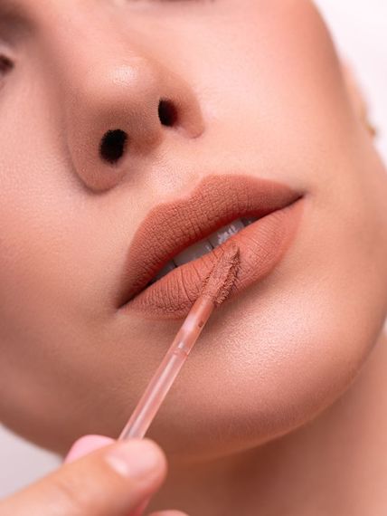 Бархатная матовая помада ZOLA Velour Lip Souffle - 02 Rosewood (4.2 мл) | Зображення 3