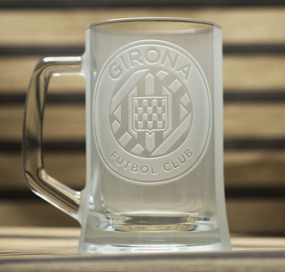 Подарочный бокал для пива  670 мл с гравировкой лого футбольного клуба Жирона