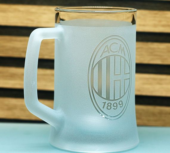 Пивний келих 670 мл ФК Мілан AC Milan з гравіюванням подарунок для фаната   футбольний кухоль | Зображення 1