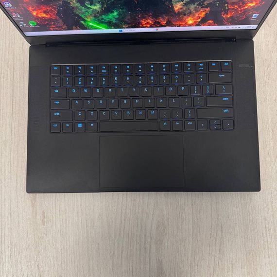 Игровой ноутбук Razer Blade 15 RZ09-0409 / 15.6" (2560x1440) IPS / Intel Core i7-11800H (8 (16) ядер по 2.3 - 4.6 GHz) / 16 GB DDR4 / 1000 GB SSD NVMe / nVidia GeForce RTX 3070, 8 GB GDDR6, 256-bit / WebCam б/у | Зображення 2