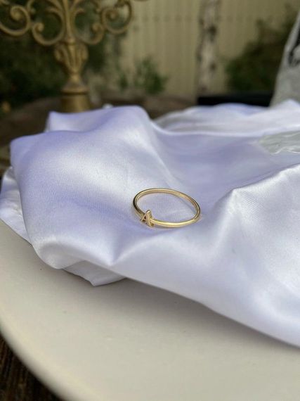 Женское золотое кольцо с буквой 18 | Зображення 4