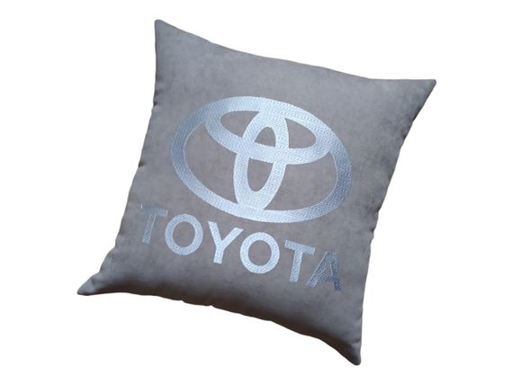 Авто Подушка з вишивкою логотипу марки Тойота Toyota сірий автомобілісту 00183