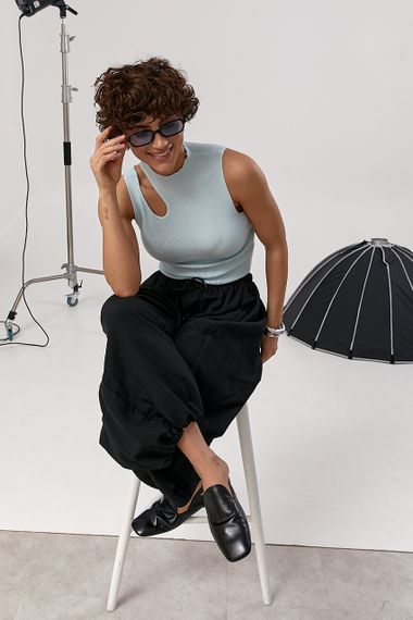 В'язана коротка майка з вирізом - блакитний цвет, ONE SIZE (є розміри) | Зображення 2