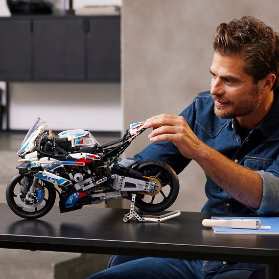 Конструктор LEGO Technic BMW M 1000 RR 42130 | Зображення 1