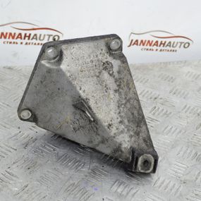 Кронштейн двигуна лівий VW Volkswagen Passat B5 2.5 TDI опора мотора ліва Фольксваген Пассат б5 4B0199307F