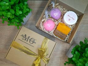 Набір натуральної косметики "Дотик свіжості" Скраб для тіла, мило з нуля, дві бомбочки 2в1