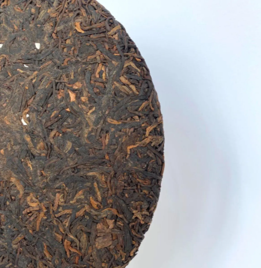 Чай шу пуэр Коричневая гора Мэнхай 2021г черный чай пуэр 357 грамм | Зображення 3