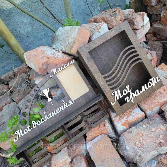 Медальниця з фоторамкою і полицею для кубків Дерев'яний тримач для медалей Органайзер для нагород, грамот, дипломів | Зображення 8