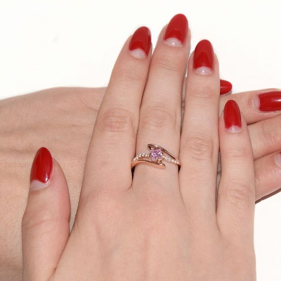 Кольцо из красного золота с нежно розовым квадратным камнем 20 | Зображення 1