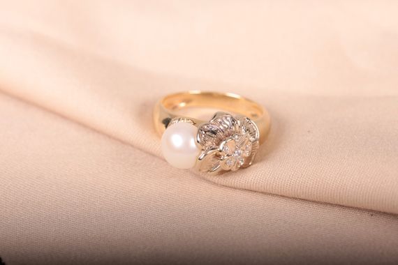 Кольцо из желтого и белого золота с белым жемчугом 19.5