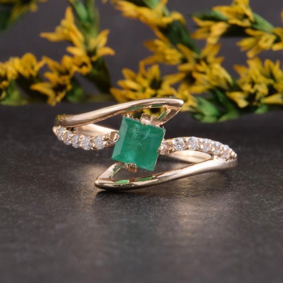 Женское золотое кольцо с изумрудом 17.5