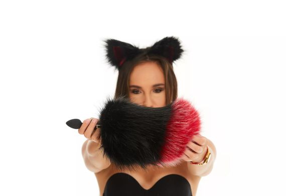 Анальний хутряний хвіст без пробки, Чорний з темно-червоним кінчиком, OKOVA sexstyle | Зображення 2