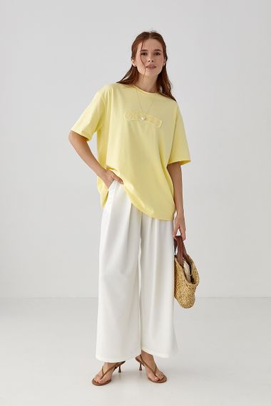 Футболка вільного крою з вишитим написом - жовтий цвет, ONE SIZE (є розміри) | Зображення 2