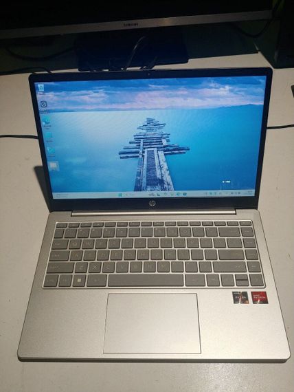 Ультрабук HP 14-em033nr / 14" (1366x768) TN / AMD Ryzen 3 7320U (4 (8) ядра по 2.4 - 4.1 GHz) / 4 GB DDR5 / 128 GB SSD M.2 / AMD Radeon 610M Graphics / WebCam / Windows 11 б/в | Зображення 1