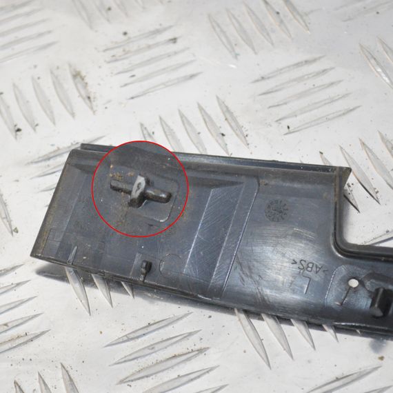 Накладка заднього лівого ліхтаря Skoda Rapid 2012-2019 універсал Захист фари задня ліва Шкода Рапід 5JJ945311 | Зображення 2