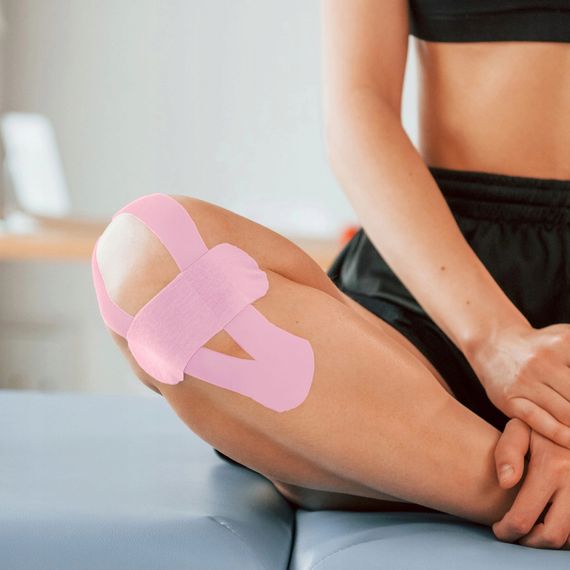 Стрічка кінезіологічна (кінезіо тейп) 4FIZJO 5 см x 5 м 4FJ0625 Light Pink (P-5907739316028) | Зображення 1