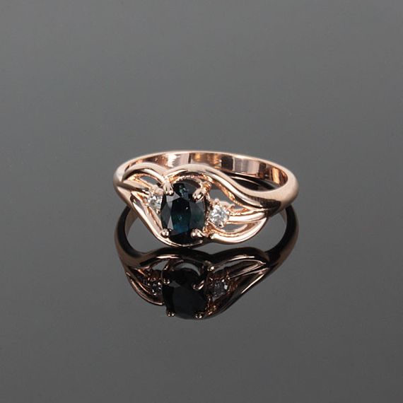 Кольцо из красного золота с сапфиром и бриллиантами 15.5