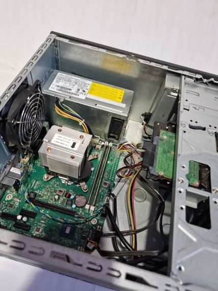 ПК Б-класс Fujitsu Esprimo P556 E90+ Tower / Intel Core i3-6100 (2 (4) ядра по 3.7 GHz) / 8 GB DDR4 / 500 GB HDD / Intel HD Graphics 530 / DVD-ROM б/у | Зображення 5
