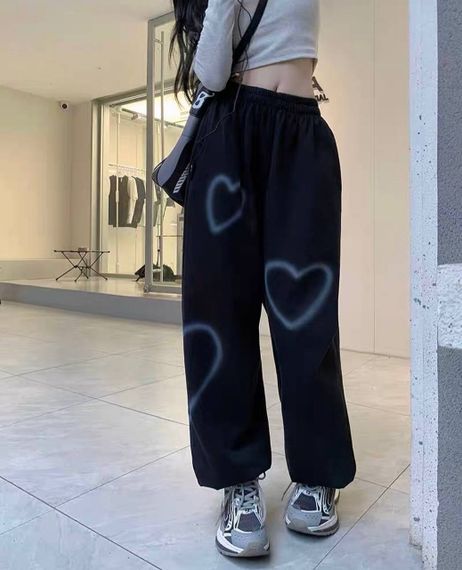 Женские теплые спортивные штаны объемные в стиле оверсайз RO107 цвет черный, размер универсальный 42/46