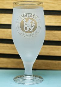 Пивной бокал 500 мл ФК Челси Chelsea на ножке с гравировкой подарок кружка фаната футбола