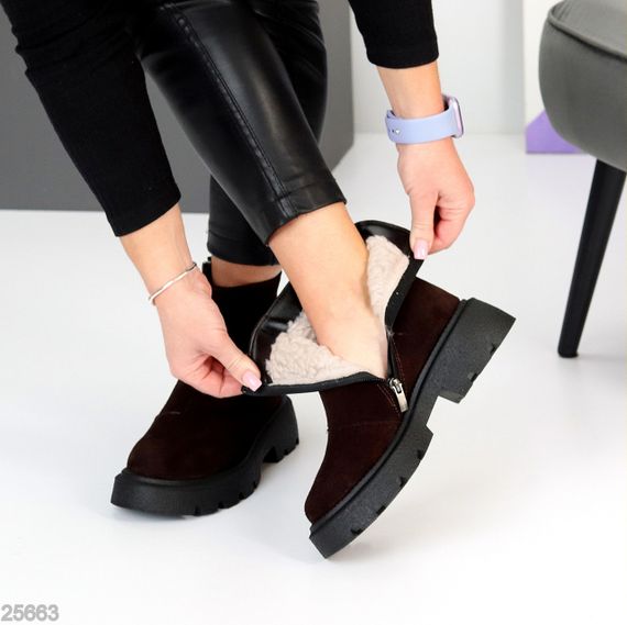 Шикарні зимові лаконічні черевики натуральна замша колір Шоколад | Зображення 1