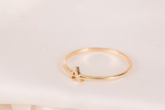 Женское золотое кольцо с буквой 16.5 | Зображення 2