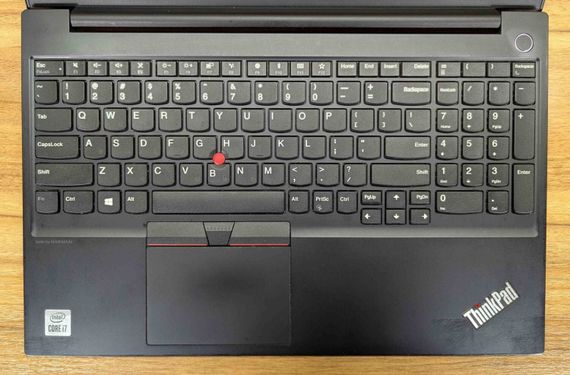 Ноутбук Б-клас Lenovo ThinkPad E15 / 15.6" (1920x1080) IPS / Intel Core i7-10510U (4 (8) ядра по 1.8 - 4.9 GHz) / 16 GB DDR4 / 512 GB SSD / Intel UHD Graphics / WebCam / Windows 10 б/в + Подарунок Бездротова миша / USB | Зображення 3