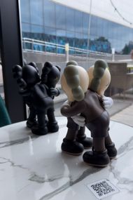 Статуетка Kaws Together колекційна фігурка для інтер'єру 30 см коричневий kw017
