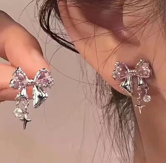Сережки з сяючими бантиками, сережки з камінцями, сережки "бантики", сережки з бантами, сережки з камінчиками, сережки рожеві | Зображення 1
