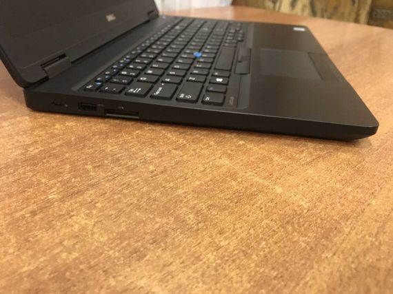 Ноутбук Dell Latitude 5590 / 15.6" (1920x1080) IPS Touch / Intel Core i7-8650U (4 (8) ядра по 1.9 - 4.2 GHz) / 16 GB DDR4 / 256 GB SSD / Intel UHD Graphics 620 / WebCam б/у | Зображення 4