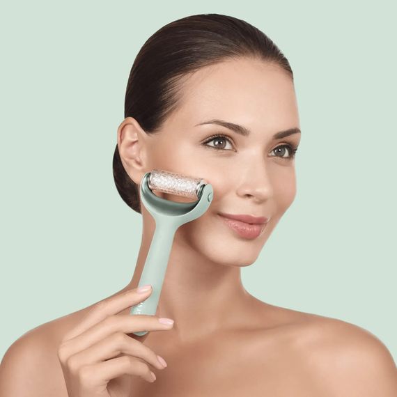 Электронный роллер для лица и тела с микроиглами GESKE MicroNeedle Face&Body Roller 8в1 gray, Зеленый | Зображення 3