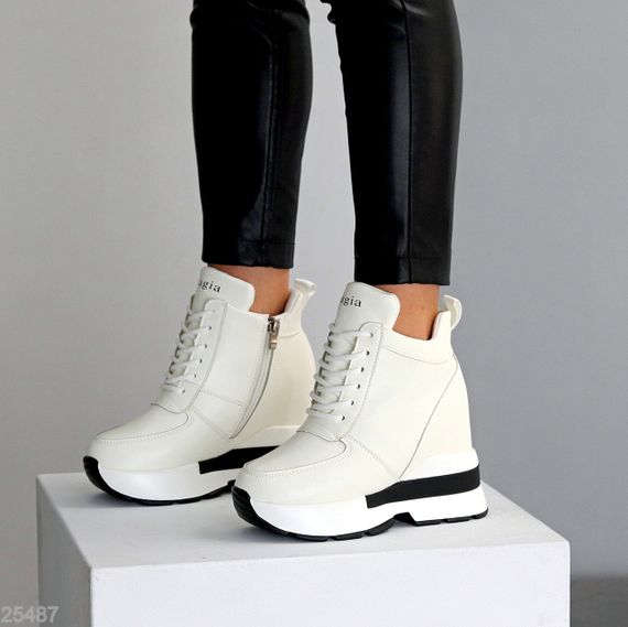 Эффектные белые зимние сникерсы на танкетке доступная цена | Зображення 2