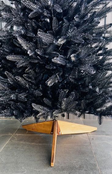 Чёрная новогодняя ёлка искусственная литая Super Classic 180 см с деревянной подставкой | Зображення 2