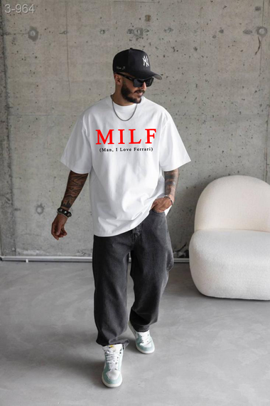 Футболка з мерчем