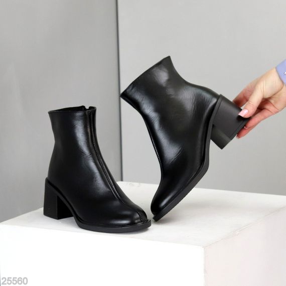 Классические лаконичные черные кожаные ботильоны на среднем каблуке | Зображення 4