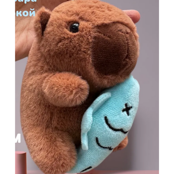 М'яка плюшева іграшка-подушка Капібара з рибкою-антистрес із холофайбером, вишивкою і знімним чохлом | Зображення 4