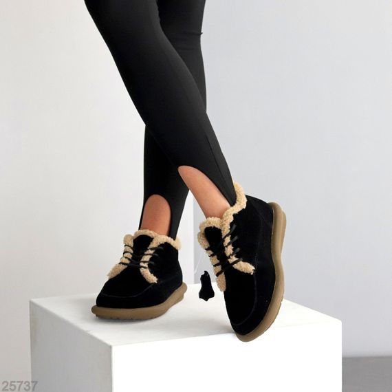 Стильные зимние низкие замшевые черные ботинки с бежевой опушкой | Зображення 3