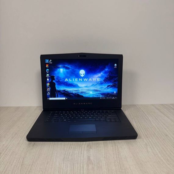 Ігровий ноутбук Dell Alienware 15 R3 / 15.6" (1920x1080) IPS / Intel Core i5-6440HQ (4 ядра по 2.6 - 3.5 GHz) / 8 GB DDR4 / 256 GB SSD / nVidia GeForce GTX 1060, 6 GB GDDR5, 192-bit / WebCam б/в | Зображення 1