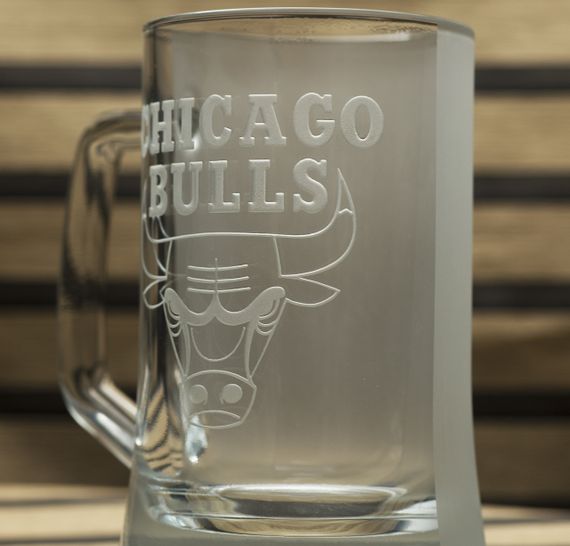 Подарочный бокал для пива с гравировкой 670 мл с гравировкой лого баскетбольного клуба НБА Чикаго буллс | Зображення 1
