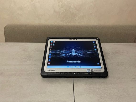 Захищений планшет Panasonic Toughbook CF-33 / 12" (2160x1440) IPS Touch / Intel Core i5-7300U (2 (4) ядра по 2.6 - 3.5 GHz) / 8 GB DDR3 / 128 GB SSD / Intel HD Graphics 620 / WebCam / Стилус / Два АКБ / Без клавіатури б/в | Зображення 2