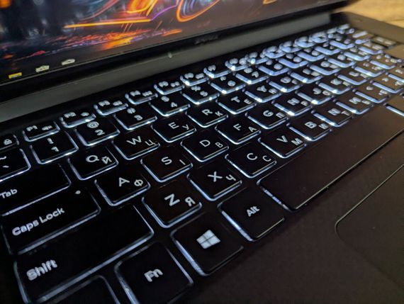 Ігровий ноутбук Dell XPS 15 9570 / 15.6" (1920x1080) IPS / Intel Core i5-8300H (4 (8) ядра по 2.3 - 4.0 GHz) / 16 GB DDR4 / 512 GB SSD / nVidia Geforce GTX 1050, 4 GB GDDR5, 128-bit / HDMI / Windows 10 б/в + Подарунок Бездротова миша / USB | Зображення 5
