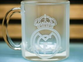 Подарункова скляна чашка для чаю та кави 320 мл з 3Д гравіюванням лого футбольного клуба ФК Реал Мадрид