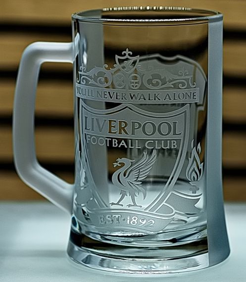 Пивной бокал 660 мл Liverpool с гравировкой подарок для фана ФК Ливерпуль футбольная кружка с футболкой | Зображення 2