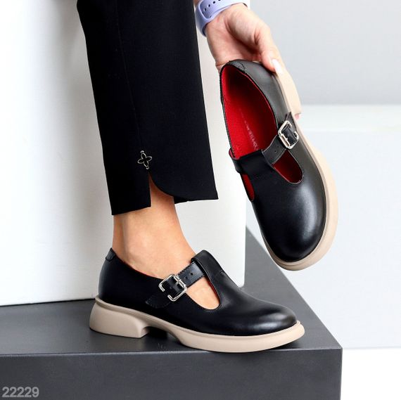 Чорні шкіряні демі туфлі на ремінці натуральна шкіра на бежевій підошві