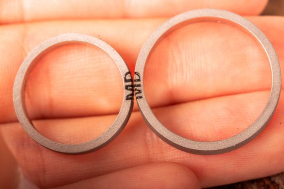 Пара обручальных колец из белого золота 15
